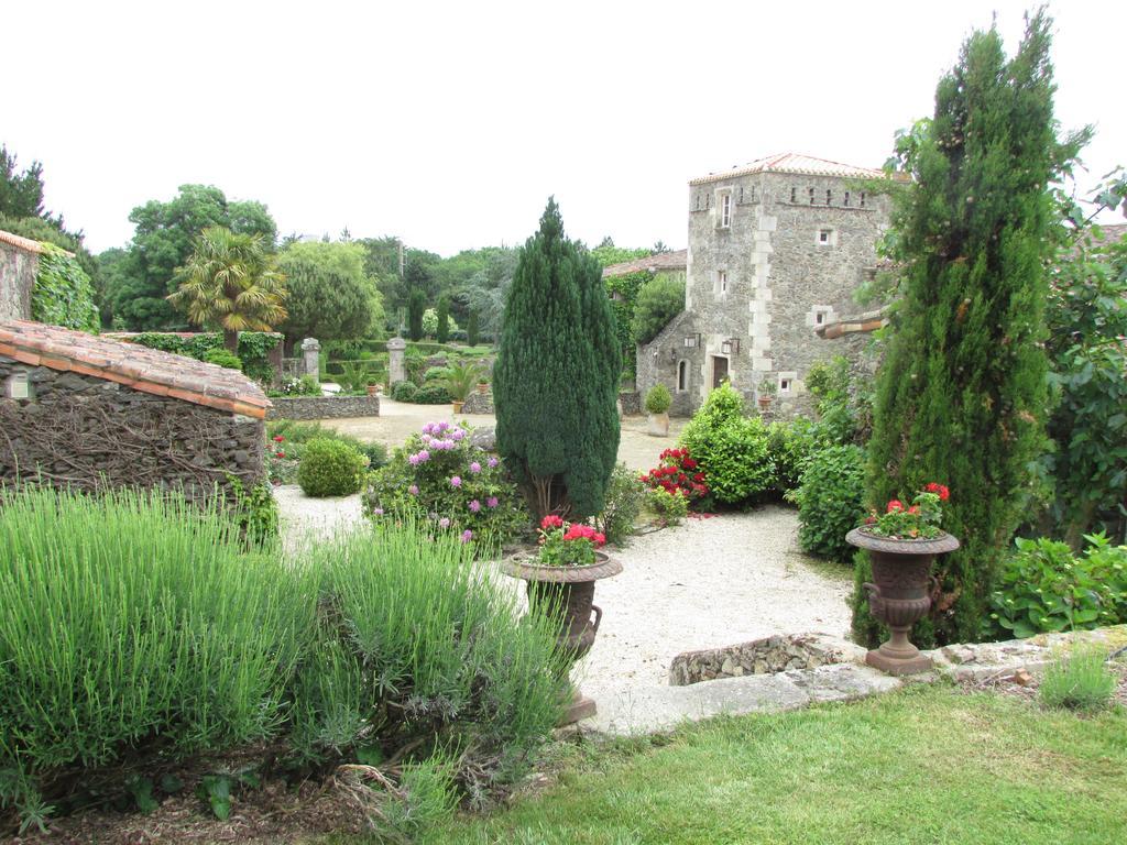 Logis De La Robliniere Bed and Breakfast Landevieille Εξωτερικό φωτογραφία