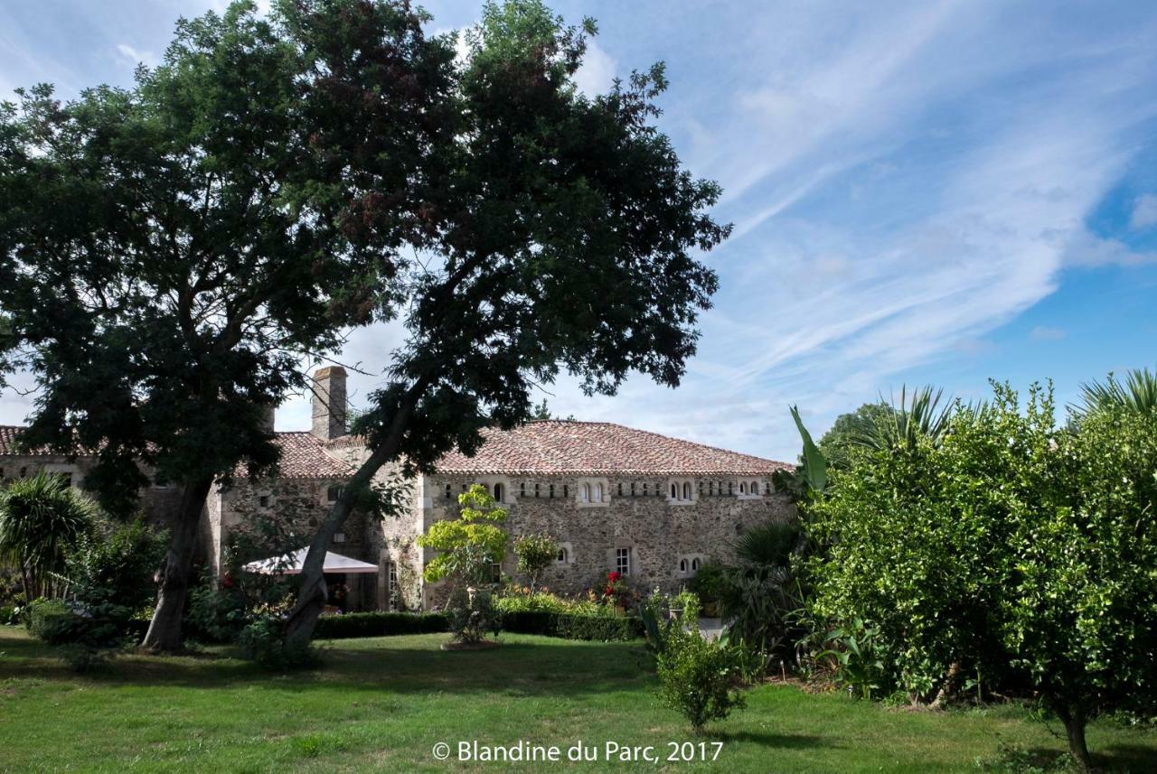 Logis De La Robliniere Bed and Breakfast Landevieille Εξωτερικό φωτογραφία